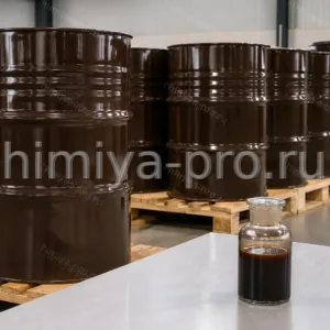 Коричневая жидкость полимерного метилендифенилдиизоцианата в бочках 250 кг на складе сырья для теплоизоляции и ППУ