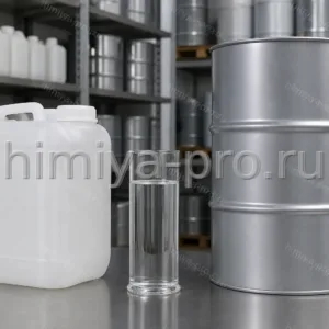 Бесцветное прозрачное белое минеральное масло в канистре и бочке на складе фармацевтического и косметического сырья