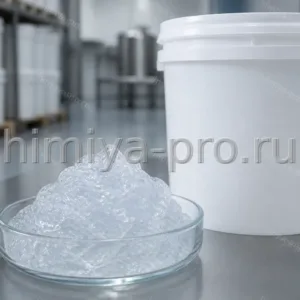 Прозрачный опалесцирующий силиконовый гель в лабораторной чаше и промышленном ведре на складе косметического сырья