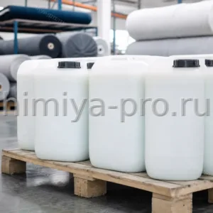 Белая молочная силиконовая эмульсия в промышленных канистрах на складе препаратов для текстильной отделки