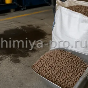 Крупные гранулы абсорбента 50/370 марки B на металлическом совке рядом с биг-бэгом в ремонтной зоне