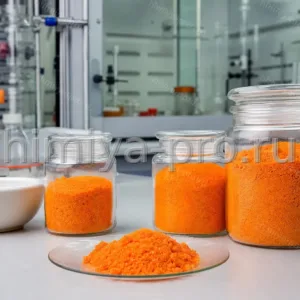 Банки оранжевого кристаллического порошка аммония метаванадата NH4VO3 на лабораторном столе для катализа