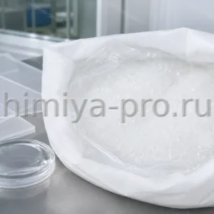Высокочистые белые кристаллы бисфенола А марки ВЧ в герметичном вкладыше на столе лаборатории для оптического поликарбоната.