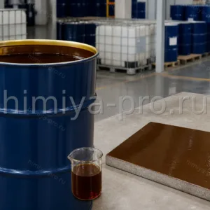 Тёмно-коричневый модифицированный полимерный MDI в бочке и образец полиуретанового покрытия на бетонной плите