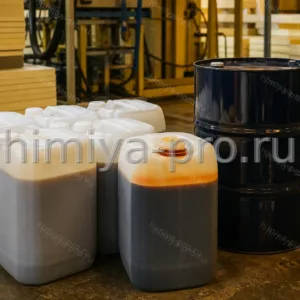 Тёмно-коричневая жидкость полимерного MDI в канистрах и бочке на складе компонента жёстких полиуретановых пен
