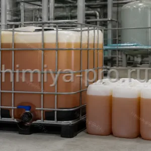 Коричневато-жёлтый раствор сульфата железа (III) в IBC и канистрах для коагуляции на водоочистке