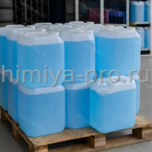 Голубая стеклоомывающая жидкость до −30 °C в канистрах HDPE на складе автомобильной химии