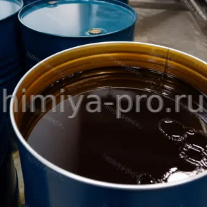 Тёмная жидкость изоцианата ИЗО М/100 компонент B в стальной бочке цеха полиуретановых покрытий