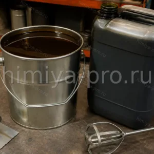 Тёмная вязкая жидкость ИЗО О/34 компонент B в металлическом ведре и канистре для наливных полов
