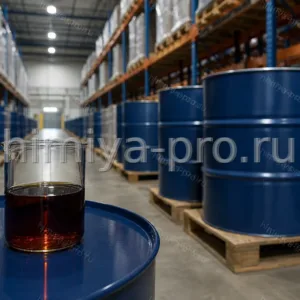 Тёмный образец изоцианата ИЗО О/72 компонент B в стакане на фоне герметичных стальных бочек склада