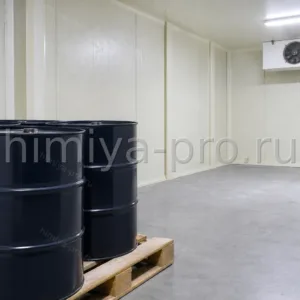 Бочки изоцианата Сибуфом АИ/202 компонента B у теплоизоляционных панелей холодильной камеры на промышленном объекте.