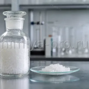 Белые кристаллы калия сурьмяновиннокислого, антимонилтартрат, в небольшой банке реактива на аналитическом лабораторном столе.