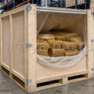 Маслонаполненный каучук СКН 2645 в фанерном ящике 1260 кг: брикеты в полиэтилене на складе крупной партии РТИ.