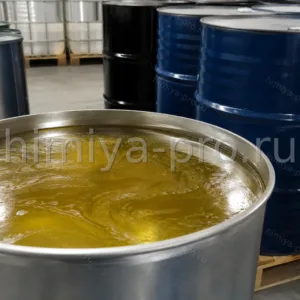 Желтоватая маслянистая олеиновая кислота марки В в открытой стальной бочке на складе лакокрасочного сырья