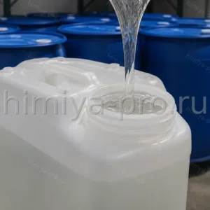 Вязкая бесцветная ортофосфорная кислота ОФК в полиэтиленовой канистре и бочках на химическом складе