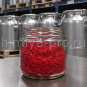 Красно-розовые кристаллы кобальта азотнокислого 6-водного Co(NO3)2·6H2O в лабораторной банке на складе реактивов