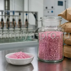 Розовые кристаллы кобальта сернокислого 7-водного в лабораторной банке и промышленных мешках для гальваники