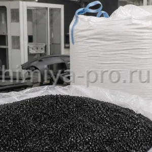 Чёрные гранулы огнестойкого компаунда ПК-АБС 1736 в мешке для литья корпусов электрооборудования