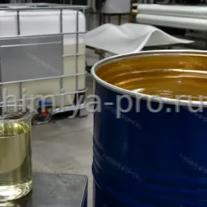 Слегка желтоватая жидкость олигомера стирола марки А в бочке 200 л и IBC на участке композитов