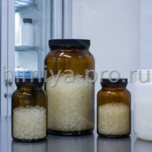 Кристаллы пятиводного хлорида олова (IV) в стеклянных банках на лабораторном столе, гигроскопичный реактив