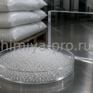 Прозрачные гранулы поликарбоната PC-003 L низкой текучести рядом с толстым монолитным листом и мешками на складе сырья.