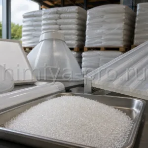 Гранулы поликарбоната PC-022UL рядом с плафонами и строительными рассеивателями: УФ-защита и пониженная желтизна.