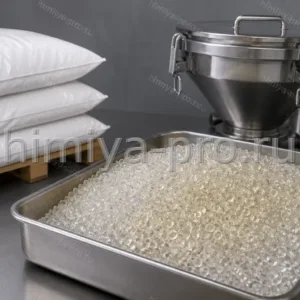 Смесь гранул поликарбоната марки В в лабораторном лотке рядом с мешками для технической переработки
