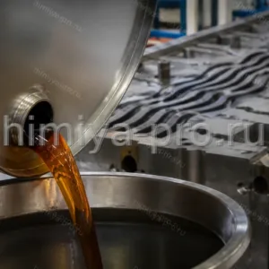 Налив тёмно-коричневого полимерного MDI HF 301 из бочки в ёмкость для заполнения крупных ПУ-форм