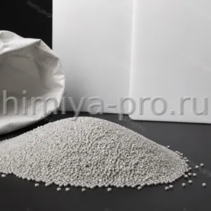 Светлые гранулы PP H040 GP/3 у открытого мешка 25 кг на столе рядом с заготовками листа для термоформования