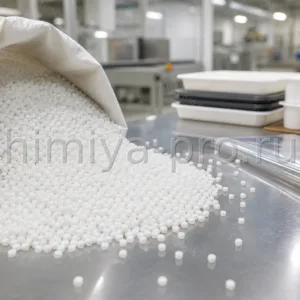 Гранулы полипропилена SIBEX PP H032 TF/2 у пищевых лотков и стаканов для термоформования упаковки на производственном столе.