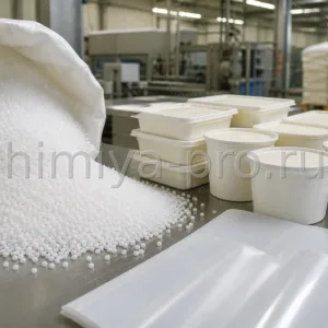 Гранулы полипропилена SIBEX PP H038 TF/2 у листа и лотков для термоформования молочной упаковки на производственном столе.