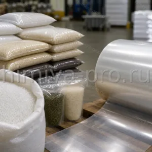 Гранулы полипропилена SIBEX PP H085 CF/2 рядом с рулоном скользящей CPP-плёнки и пакетами для бакалеи на складе.