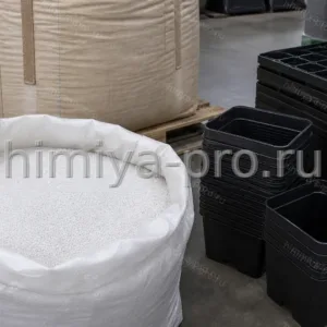 Белые гранулы полипропилена SIBEX PP H452 IM/1 у кассет для рассады, мешков и биг-бэга на складе