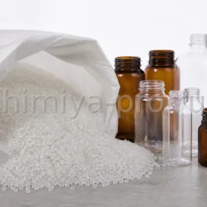 Гранулы полипропилена PP MG033 D в открытом мешке 25 кг рядом с банками для инъекционных растворов