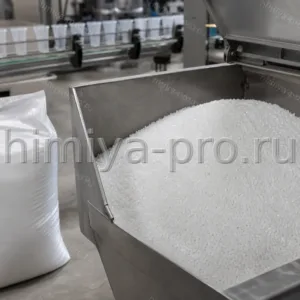 Гранулы полипропилена SIBEX PP R401 IM/3 у бункера литьевой машины для тонкостенных изделий на производстве