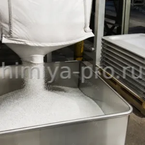 Высокотекучие гранулы полипропилена SIBEX PP R801 IM/5 высыпаются из биг-бэга в контейнер на складе полимеров