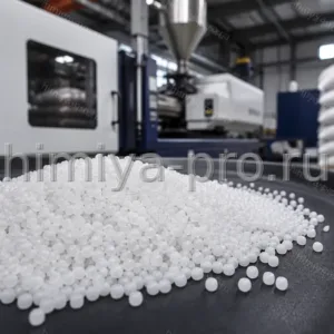 Гранулы блок-сополимера SIBEX PP T082 IM/5 на конвейере у литьевой машины со штабелем мешков на фоне
