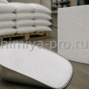 Мелкие гранулы вспенивающегося полистирола ALPHAPOR LP-SE 451 фракции 0,7–1,0 мм в совке у плотного блока ППС