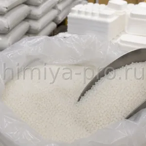 Белые молочные гранулы ударопрочного полистирола HIPS 35FE в полиэтиленовых мешках на складе