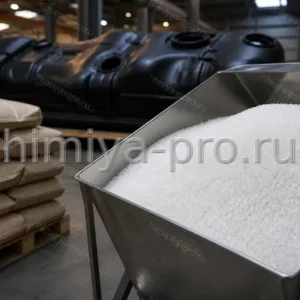 Натуральные гранулы полиэтилена HD60472 LB у мешков 25 кг на складе рядом с выдувным автомобильным баком.