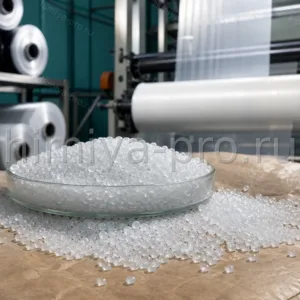 Гранулы линейного полиэтилена LL10353 FE у мешков 25 кг на фоне рулонов многослойной плёнки для ламинации.