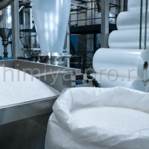Гранулы полиэтилена PE HD10500 FE у мешка на линии рукавной плёнки с рулонами пакетов для покупок.