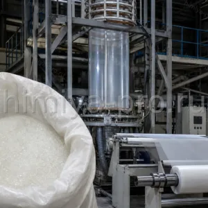Гранулы полиэтилена низкой плотности PE LD08220 FE у мешка на линии рукавной плёнки с устойчивым пузырём.