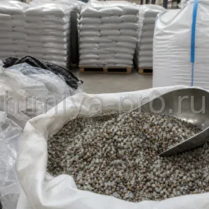 Неоднородные гранулы некондиционного полиэтилена спецификации 141280 в мешках на складе технического сырья