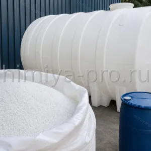 Белые гранулы полиэтилена LL45372 RM у ротоформованной ёмкости, сырьё для контейнеров, бочек и баков