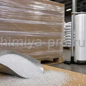 Прозрачные гранулы полиэтилена PE LD80210 EC у паллеты в стретч-плёнке и мешков на логистическом складе.