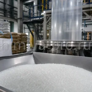 Гранулы плёночного полиэтилена ND10500 FF у экструдера и рукавной плёнки на производственном складе.