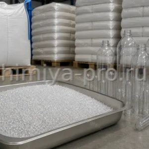 Прозрачные гранулы бутылочного ПЭТФ марки HC в лотке рядом с преформами, мешками и биг-бэгом.