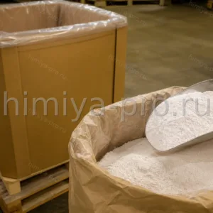 Бело-розоватый порошок бутадиен-нитрильного каучука ПБНК-3355 у гофроконтейнера на сухом складе