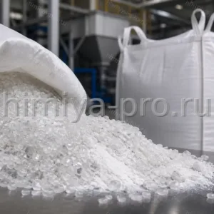 Смесь пыли и гранул ПЭТФ разного размера, высыпанная из мешка на стол линии вторичной переработки
